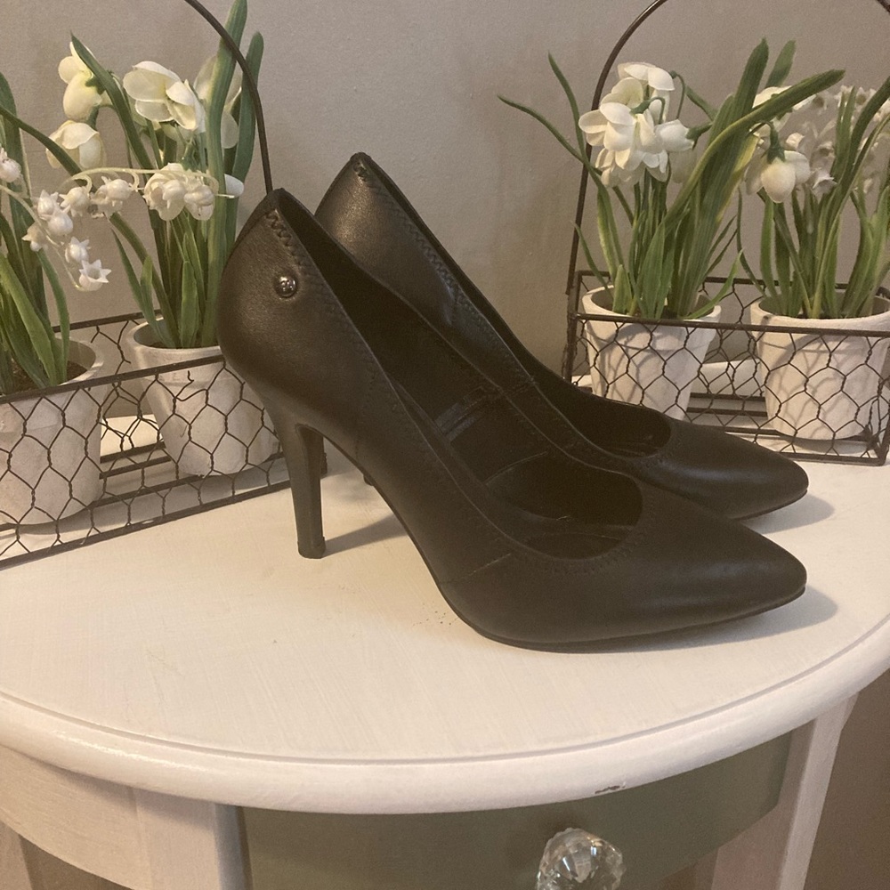 Vera Wang Black Leather Pumps